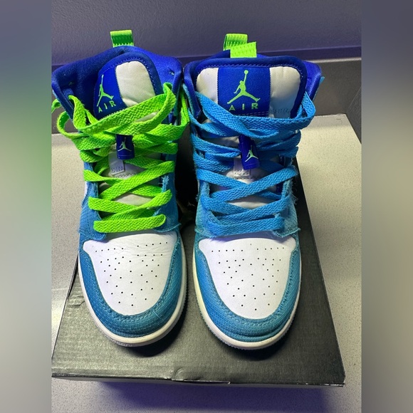 Nike Air Jordan 1 Mid SE (GS)- size 4Y - Picture 3 of 12